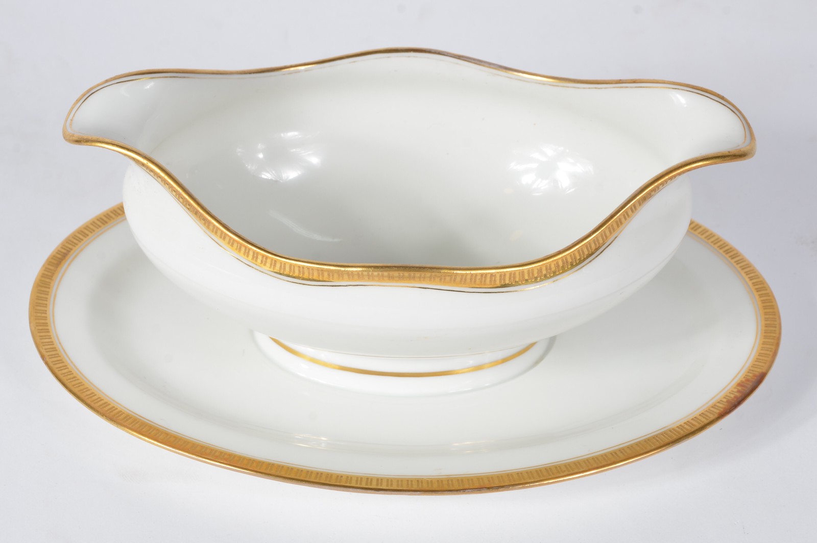 Duas peças de porcelana francesa, sendo travessa e molheira. - foto 4 de 9