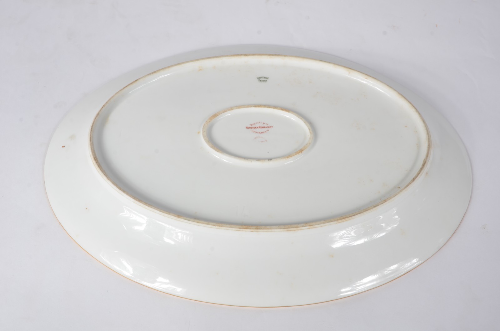 Duas peças de porcelana francesa, sendo travessa e molheira. - foto 8 de 9