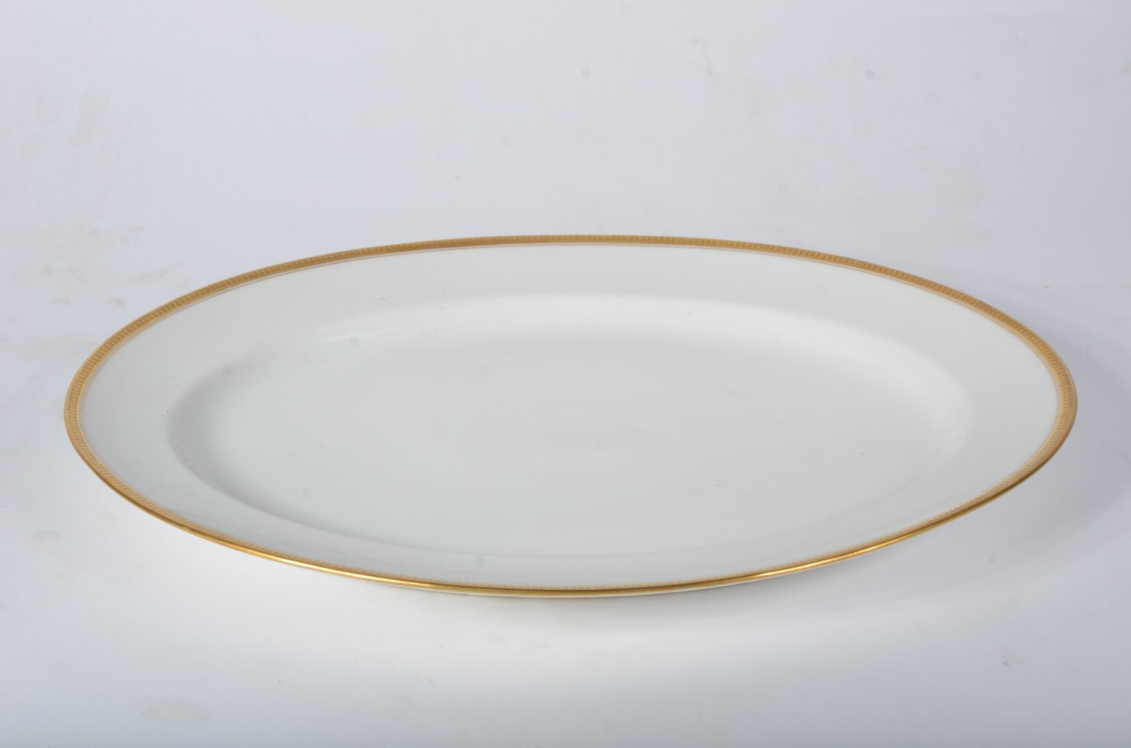 Duas peças de porcelana francesa, sendo travessa e molheira. - foto 2 de 9