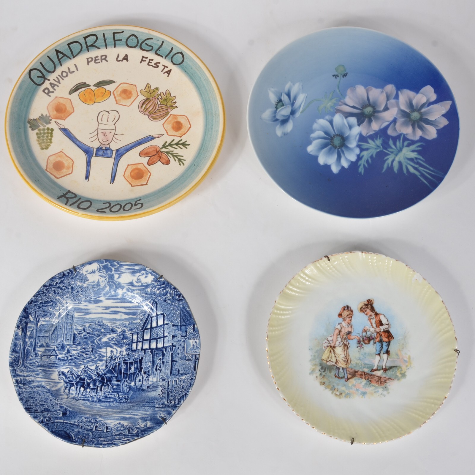 Quatro pratos decorativos de parede de porcelana e cerâmica de... - foto 1 de 9