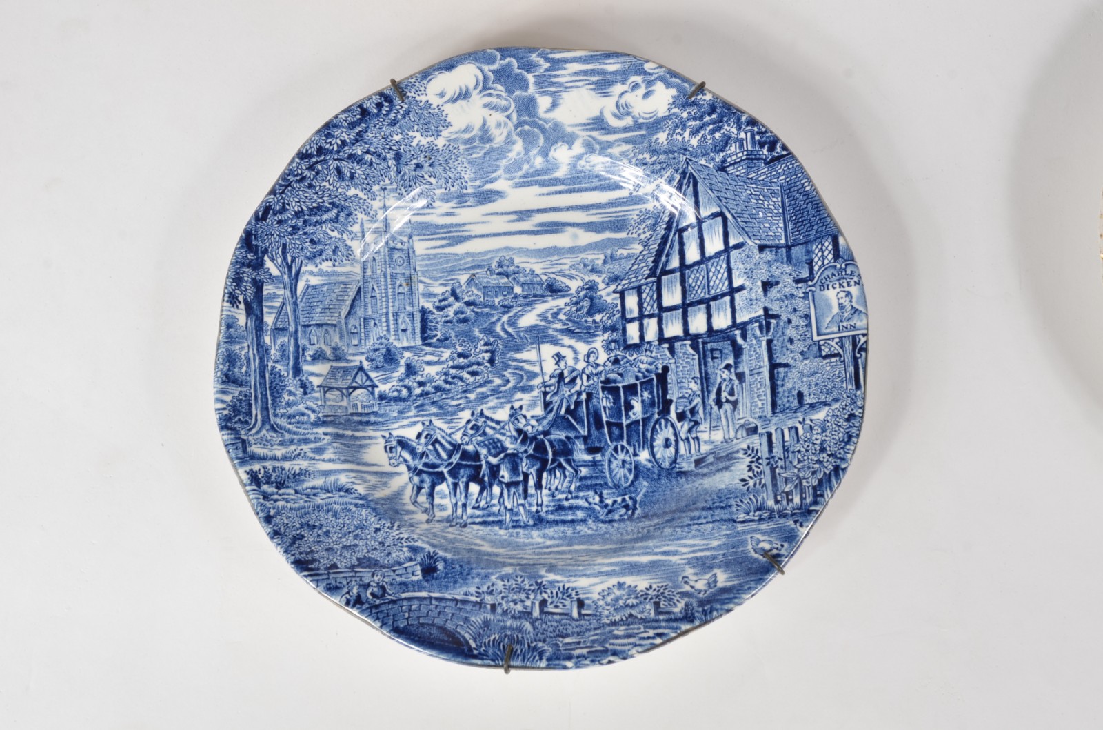 Quatro pratos decorativos de parede de porcelana e cerâmica de... - foto 4 de 9