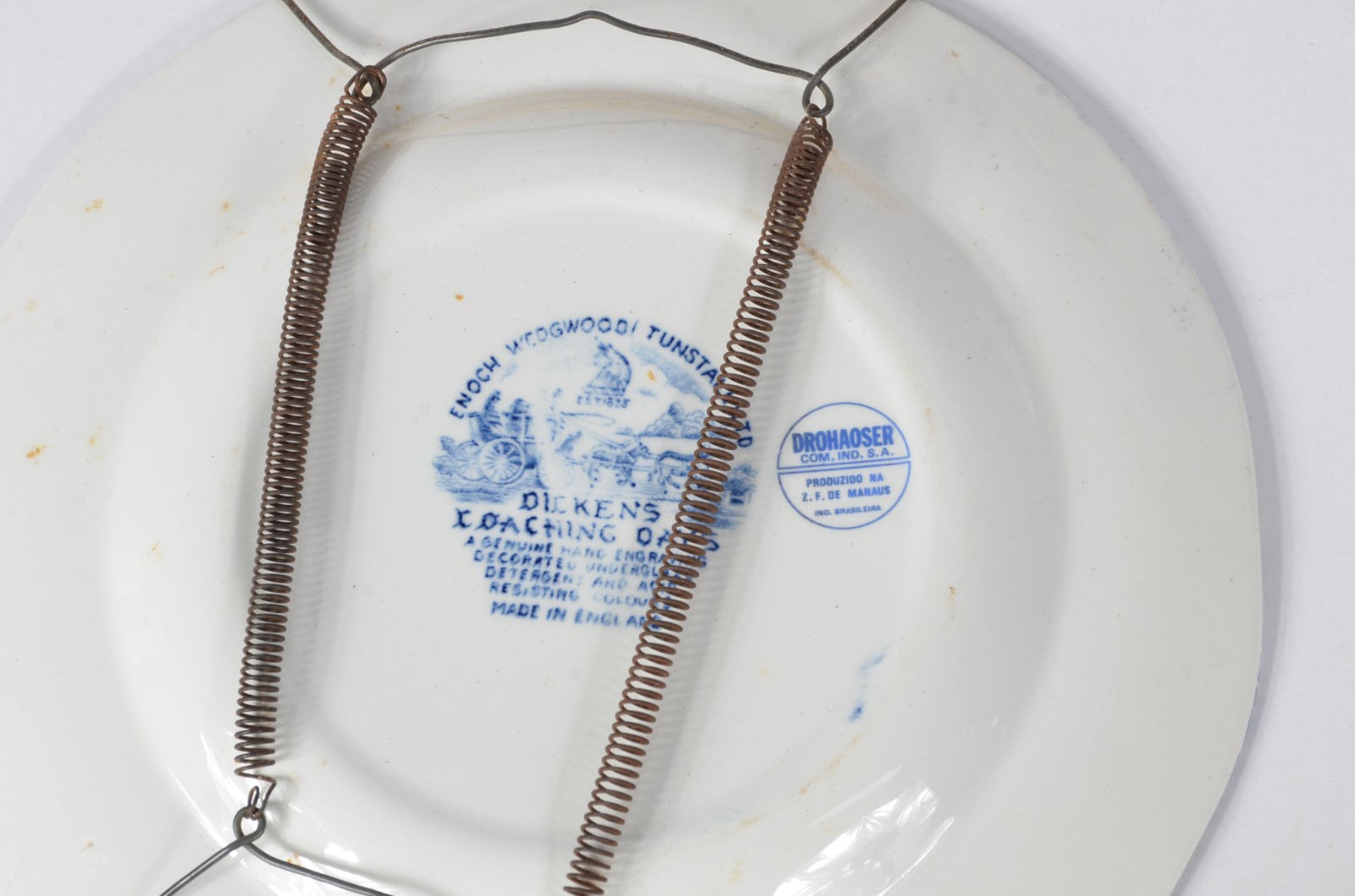 Quatro pratos decorativos de parede de porcelana e cerâmica de... - foto 7 de 9