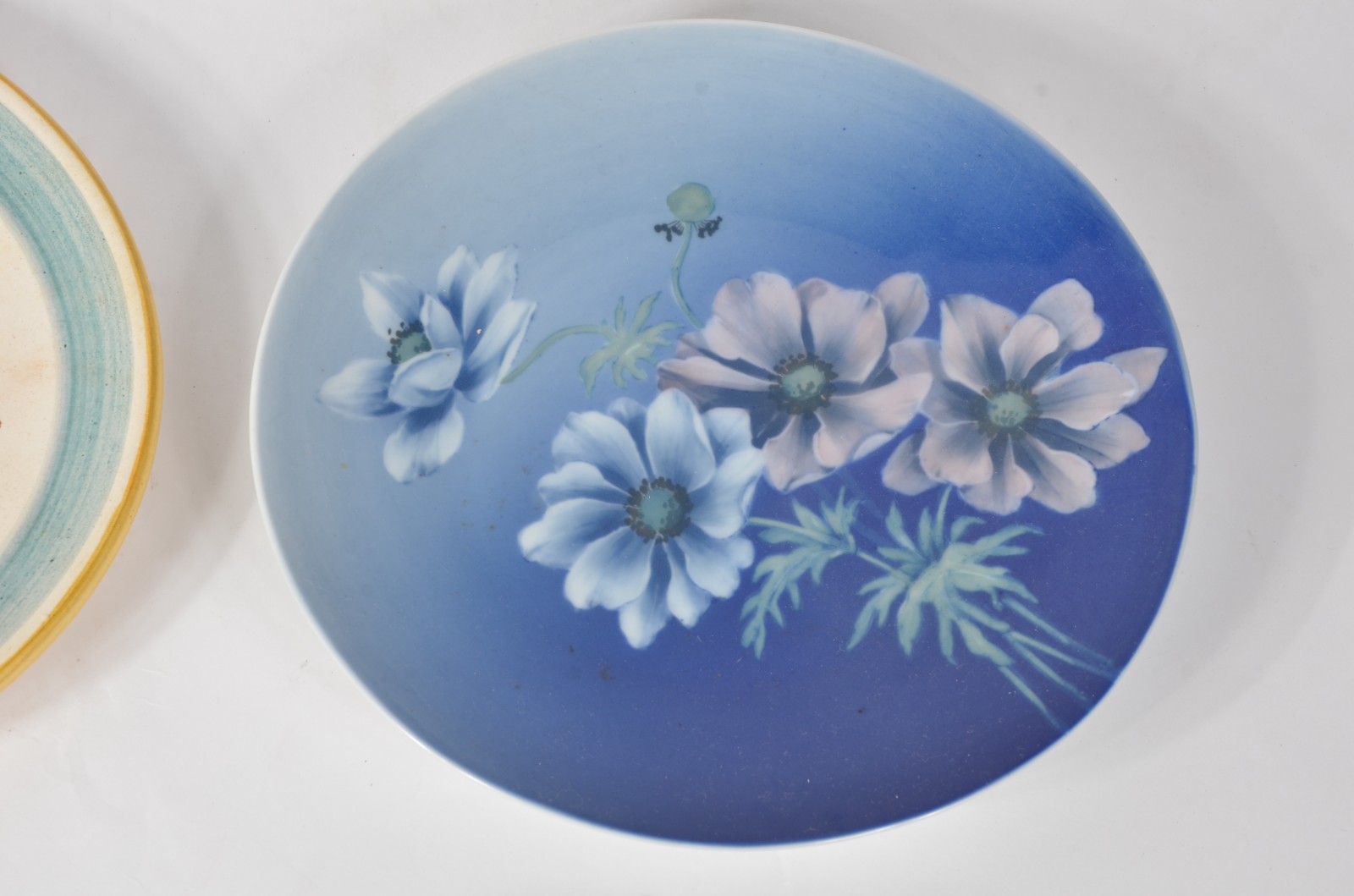 Quatro pratos decorativos de parede de porcelana e cerâmica de... - foto 3 de 9