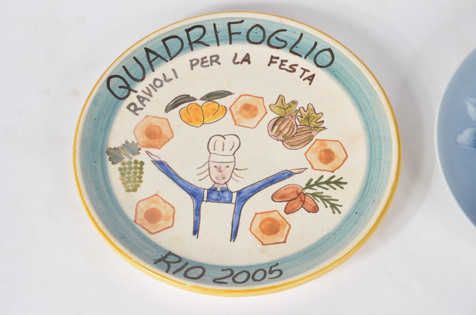 Quatro pratos decorativos de parede de porcelana e cerâmica de... - foto 2 de 9