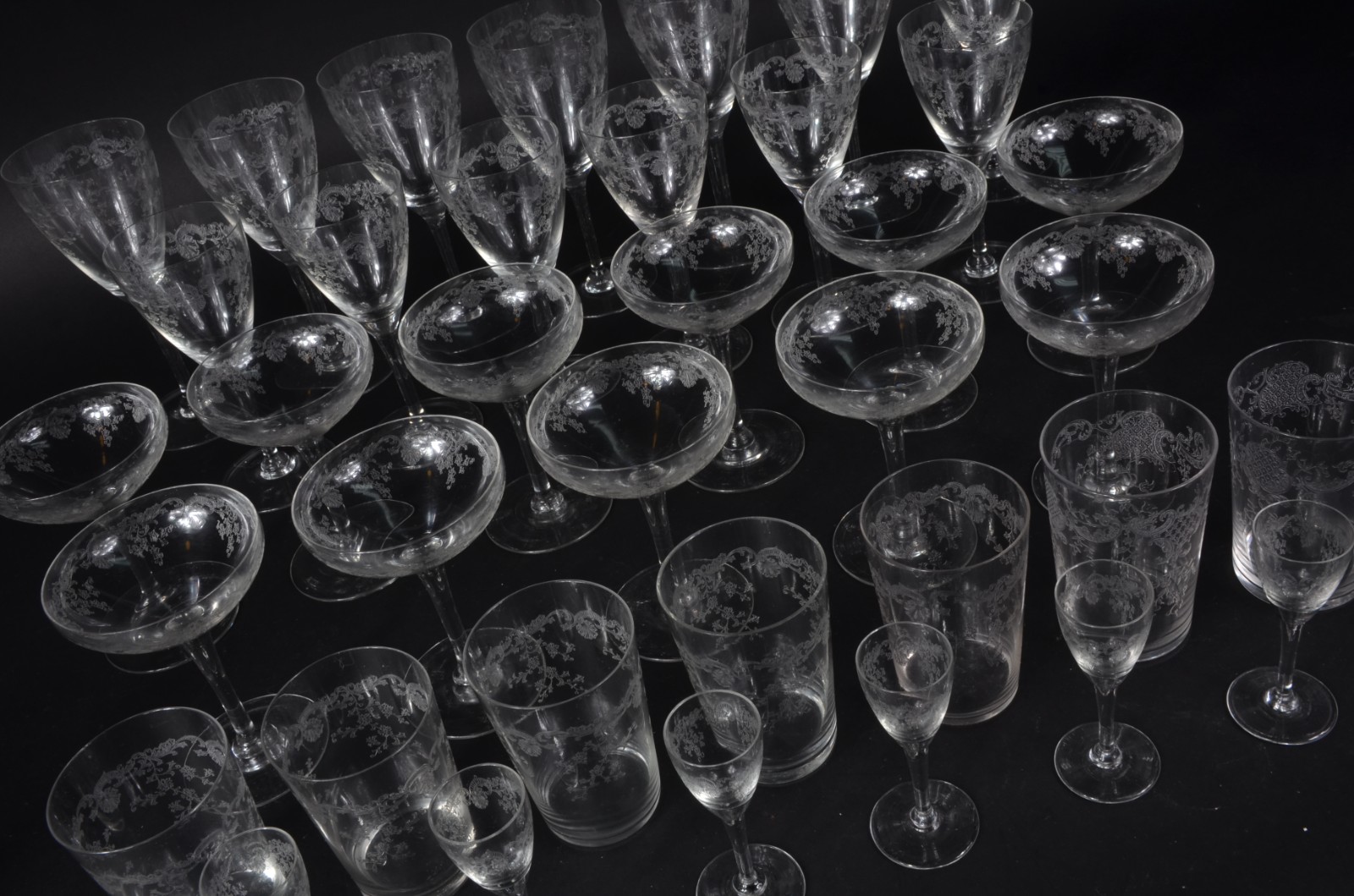 Serviço de cristal lavrado, composto de: 7 taças para vinho tinto, 6... - foto 5 de 5