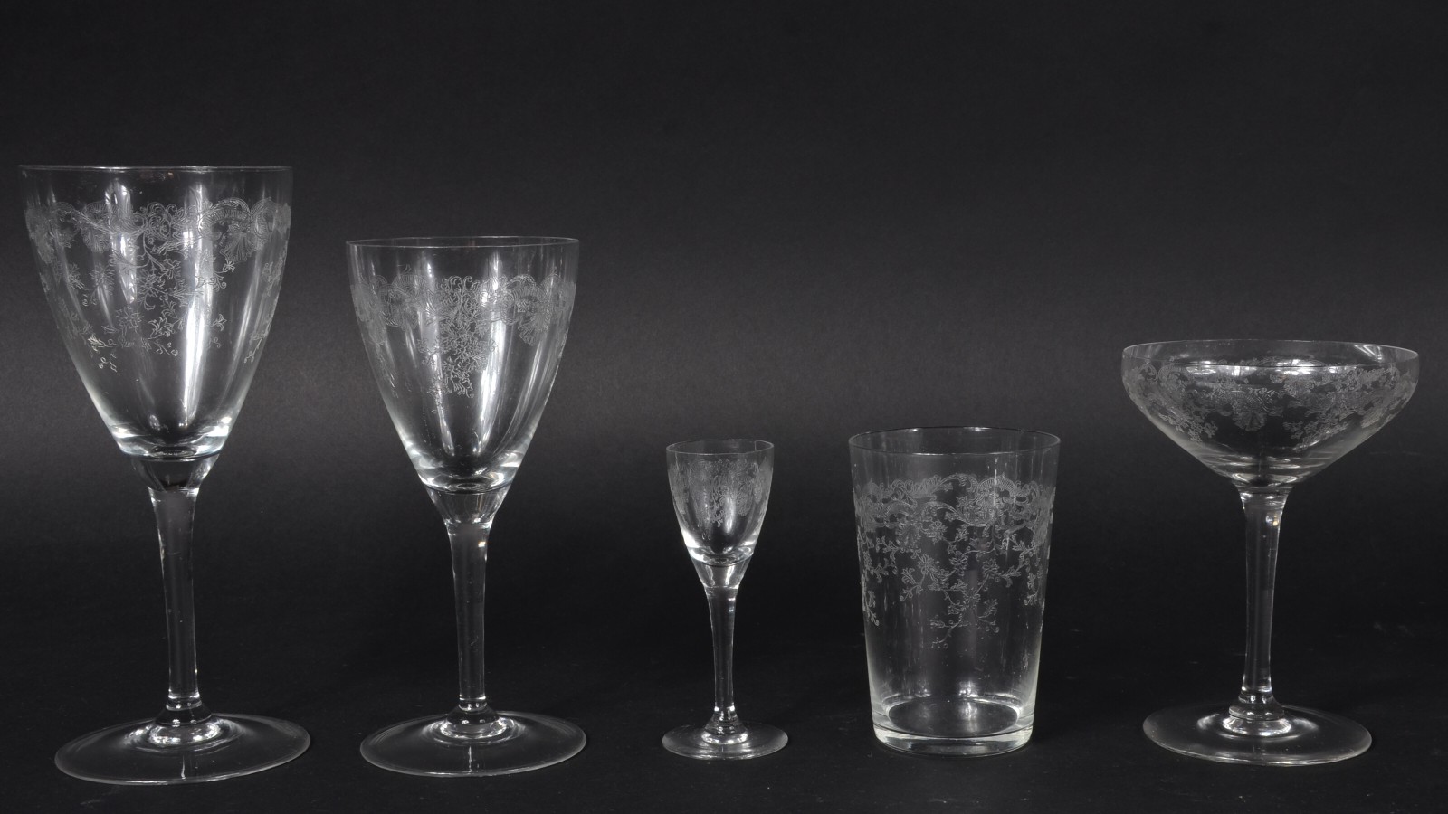 Serviço de cristal lavrado, composto de: 7 taças para vinho tinto, 6... - foto 2 de 5
