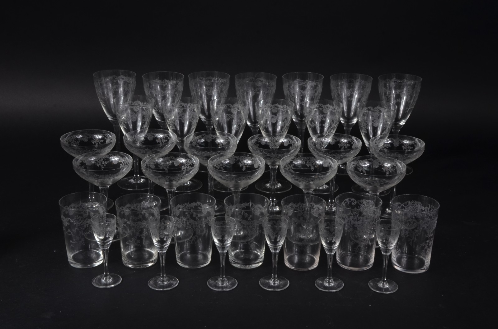 Serviço de cristal lavrado, composto de: 7 taças para vinho tinto, 6... - foto 1 de 5