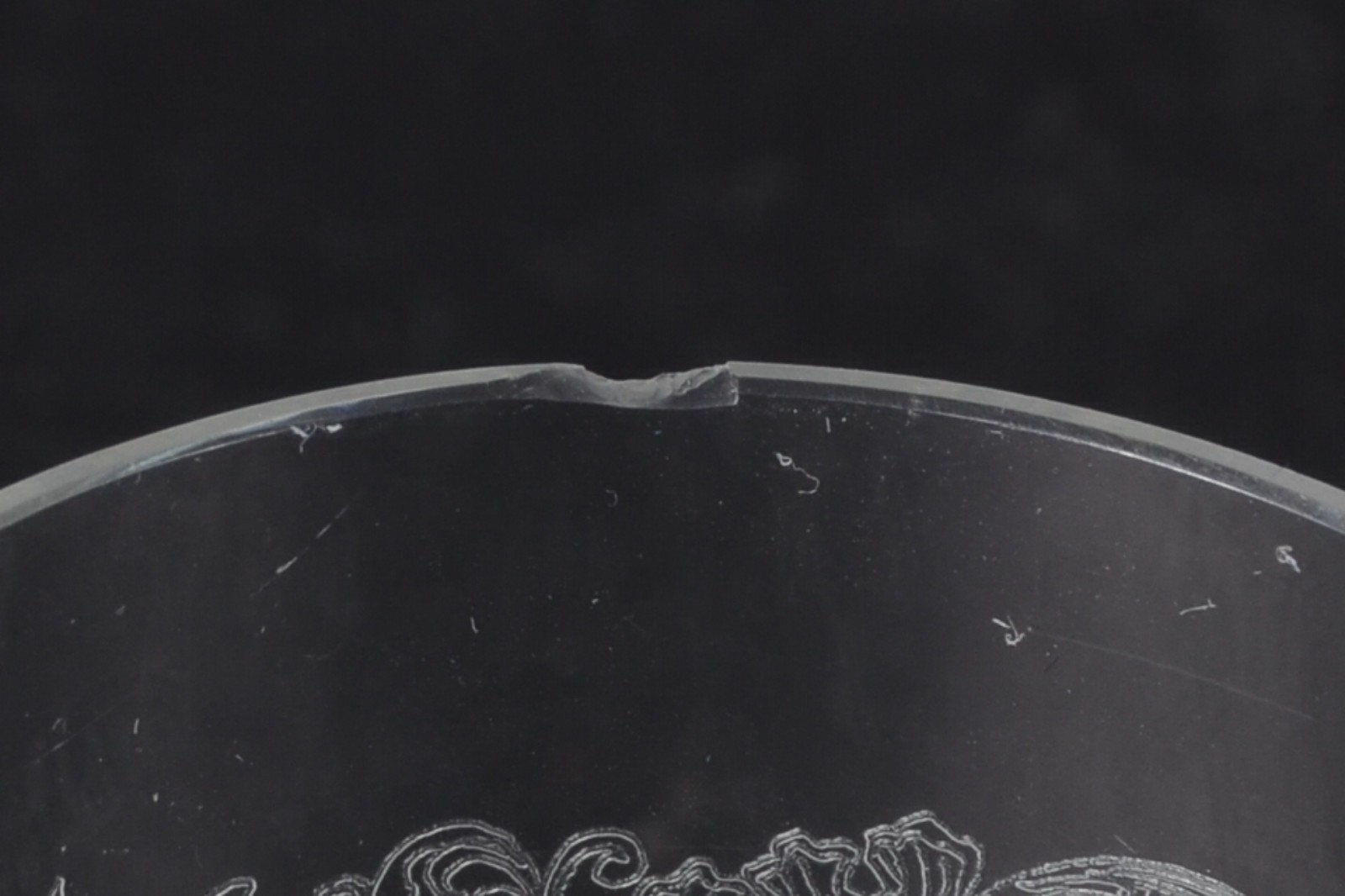 Serviço de cristal lavrado, composto de: 7 taças para vinho tinto, 6... - foto 4 de 5