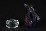 Suas pequenas peças de cristal, sendo: vaso com... - Suas pequenas peças de cristal, sendo: vaso com mesclas coloridas e caixinha oval