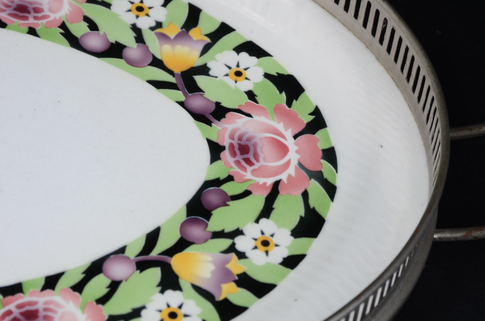 Bandeja de faiança decorada com grega floral em policromia, alças e... - foto 4 de 6