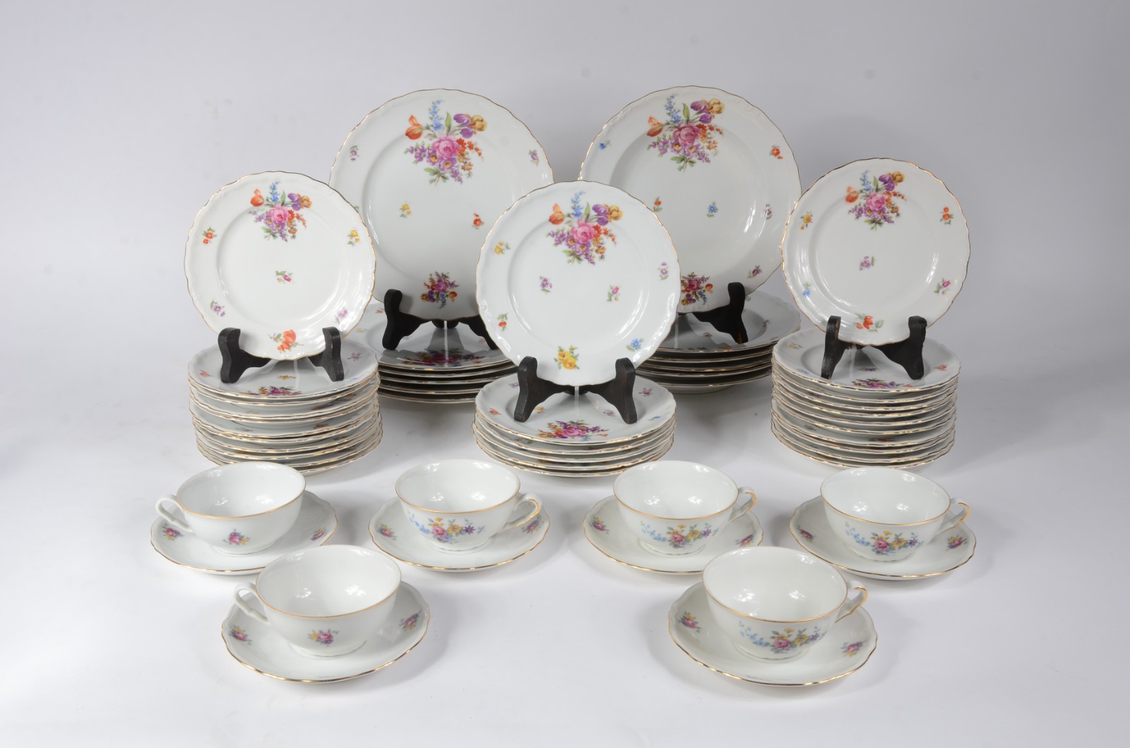 Servico de jantar de porcelana tcheca, decoração floral em... - foto 1 de 5