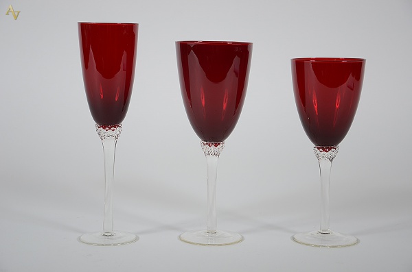 Conjunto com 18 cálices vermelhos, sendo 6 para água, 6 para vinho...