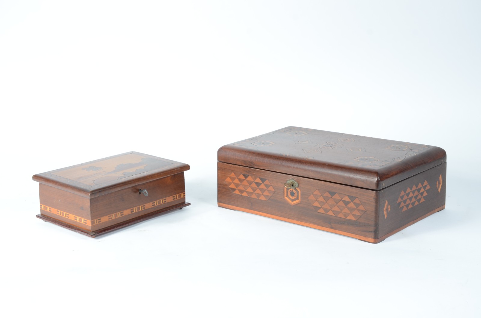 Duas caixas de madeira trabalhada com marqueterie, modelos diversos... - foto 1 de 8