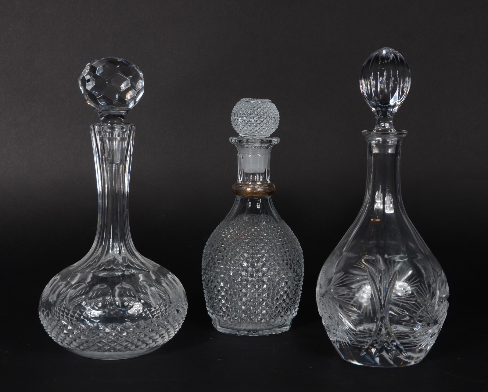 Tres garrafas diversas de cristal (uma com mofo) - foto 1 de 5