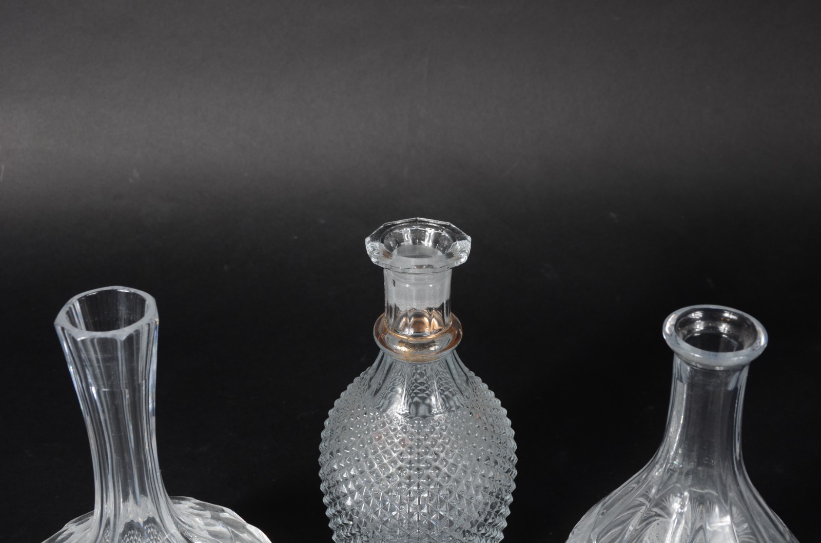 Tres garrafas diversas de cristal (uma com mofo) - foto 2 de 5