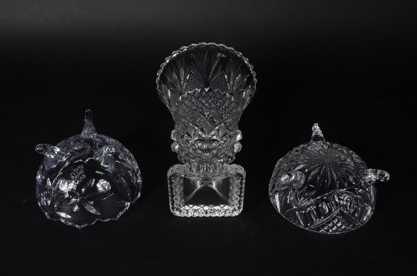 Tres peças diversas de cristal lapidado, sendo: compoteira e 2... - foto 7 de 7