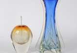 Duas peças de vidro decorativo ao gosto de mura... - Duas peças de vidro decorativo ao gosto de murano, sendo vaso azul degradé (pequeno trincado) e, lamparina na cor âmbar degradé.