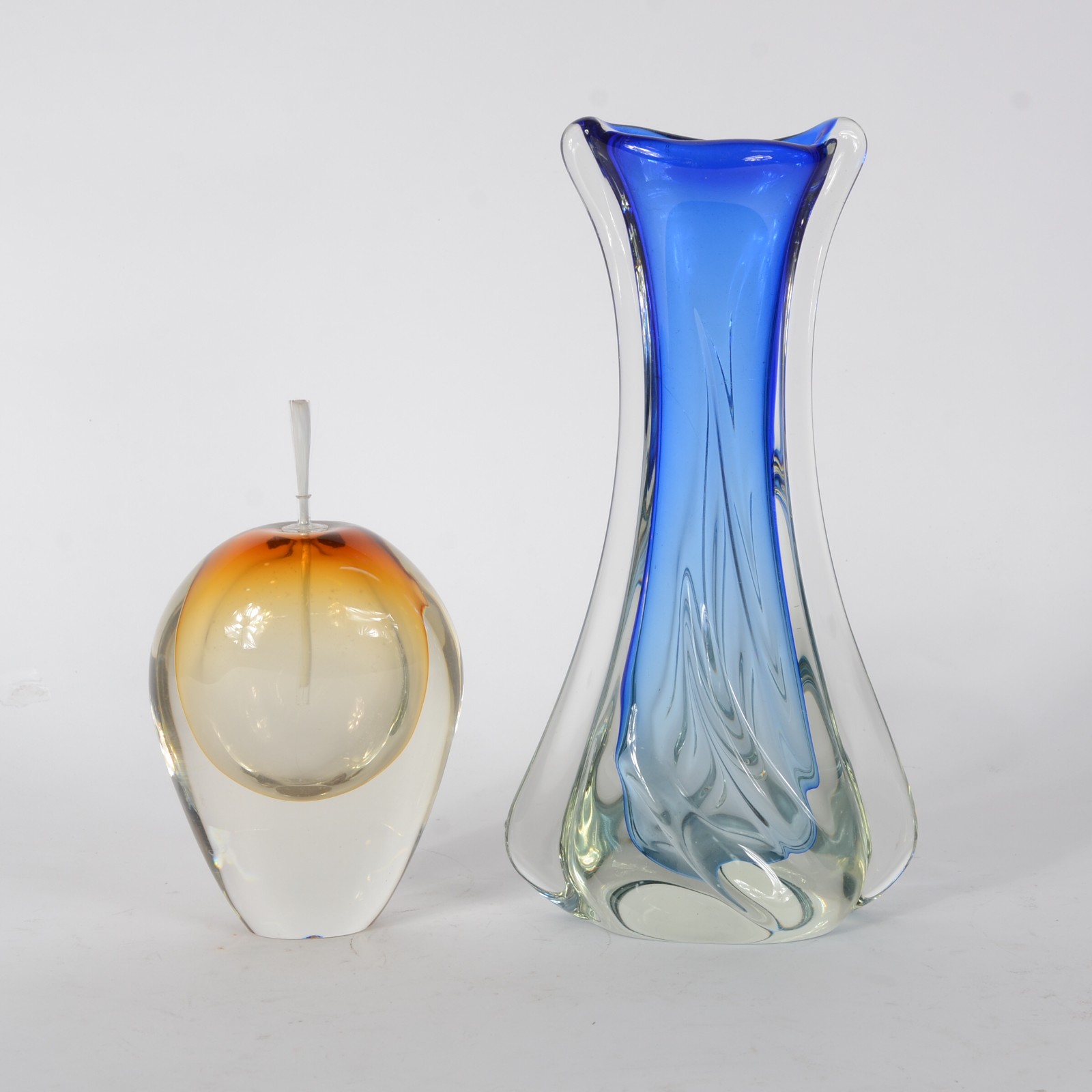 Duas peças de vidro decorativo ao gosto de murano, sendo vaso azul... - foto 1 de 6