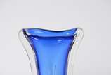 Duas peças de vidro decorativo ao gosto de mura... - Duas peças de vidro decorativo ao gosto de murano, sendo vaso azul degradé (pequeno trincado) e, lamparina na cor âmbar degradé.
