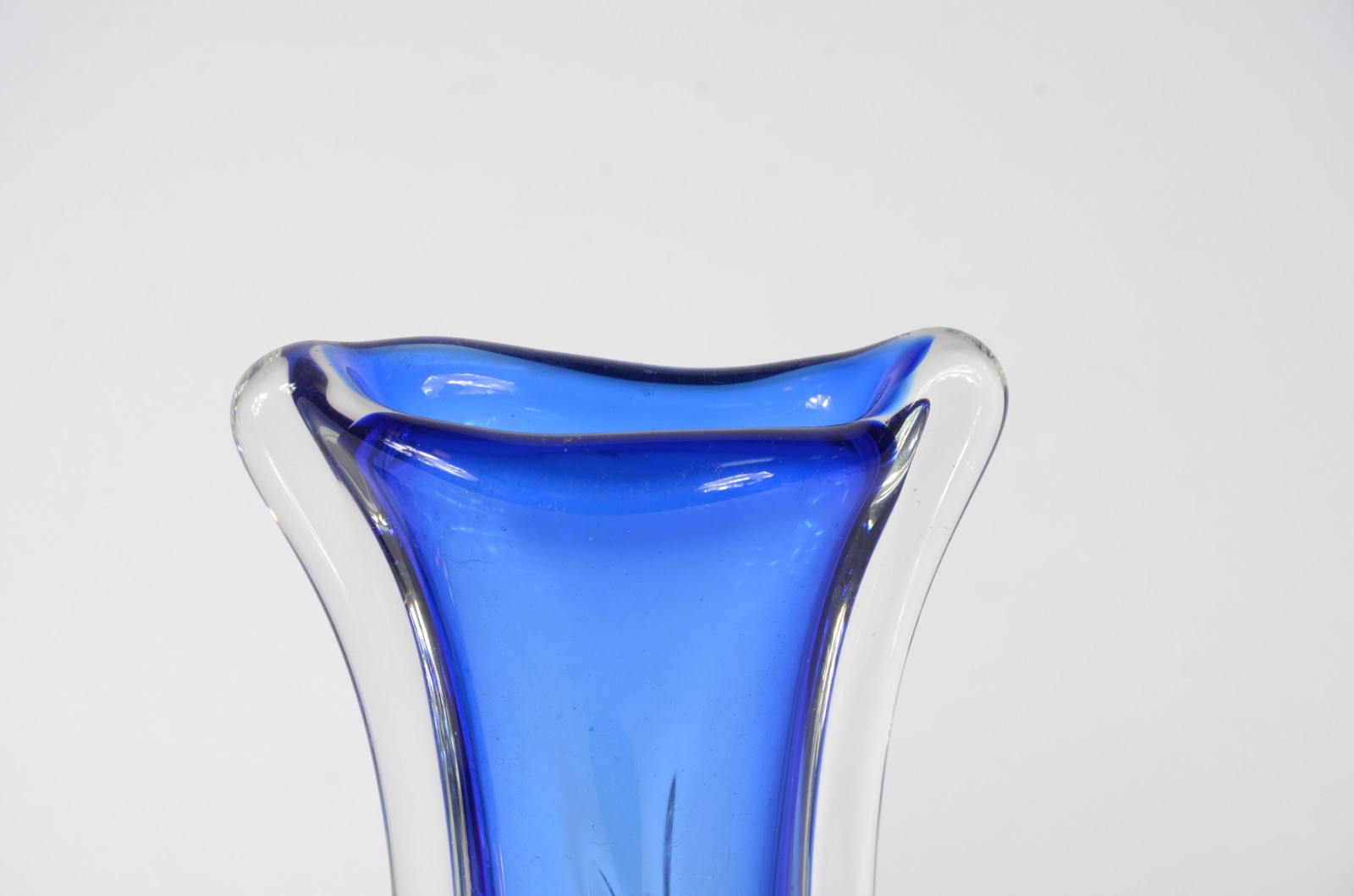 Duas peças de vidro decorativo ao gosto de murano, sendo vaso azul... - foto 3 de 6