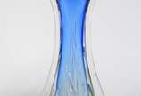 Duas peças de vidro decorativo ao gosto de mura... - Duas peças de vidro decorativo ao gosto de murano, sendo vaso azul degradé (pequeno trincado) e, lamparina na cor âmbar degradé.