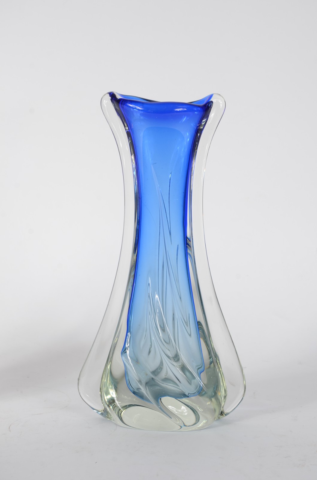 Duas peças de vidro decorativo ao gosto de murano, sendo vaso azul... - foto 5 de 6