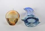 Duas peças de vidro decorativo ao gosto de mura... - Duas peças de vidro decorativo ao gosto de murano, sendo vaso azul degradé (pequeno trincado) e, lamparina na cor âmbar degradé.