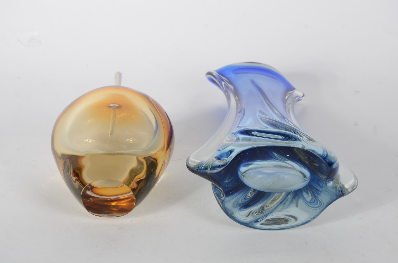 Duas peças de vidro decorativo ao gosto de murano, sendo vaso azul... - foto 6 de 6