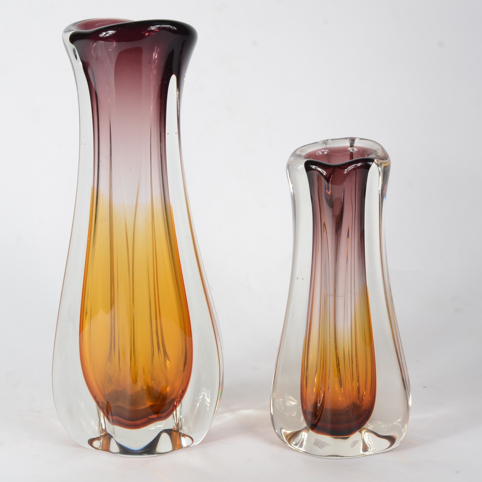 Dois vasos de vidro decorativo ao gosto de Murano na cor âmbar e... - foto 1 de 5