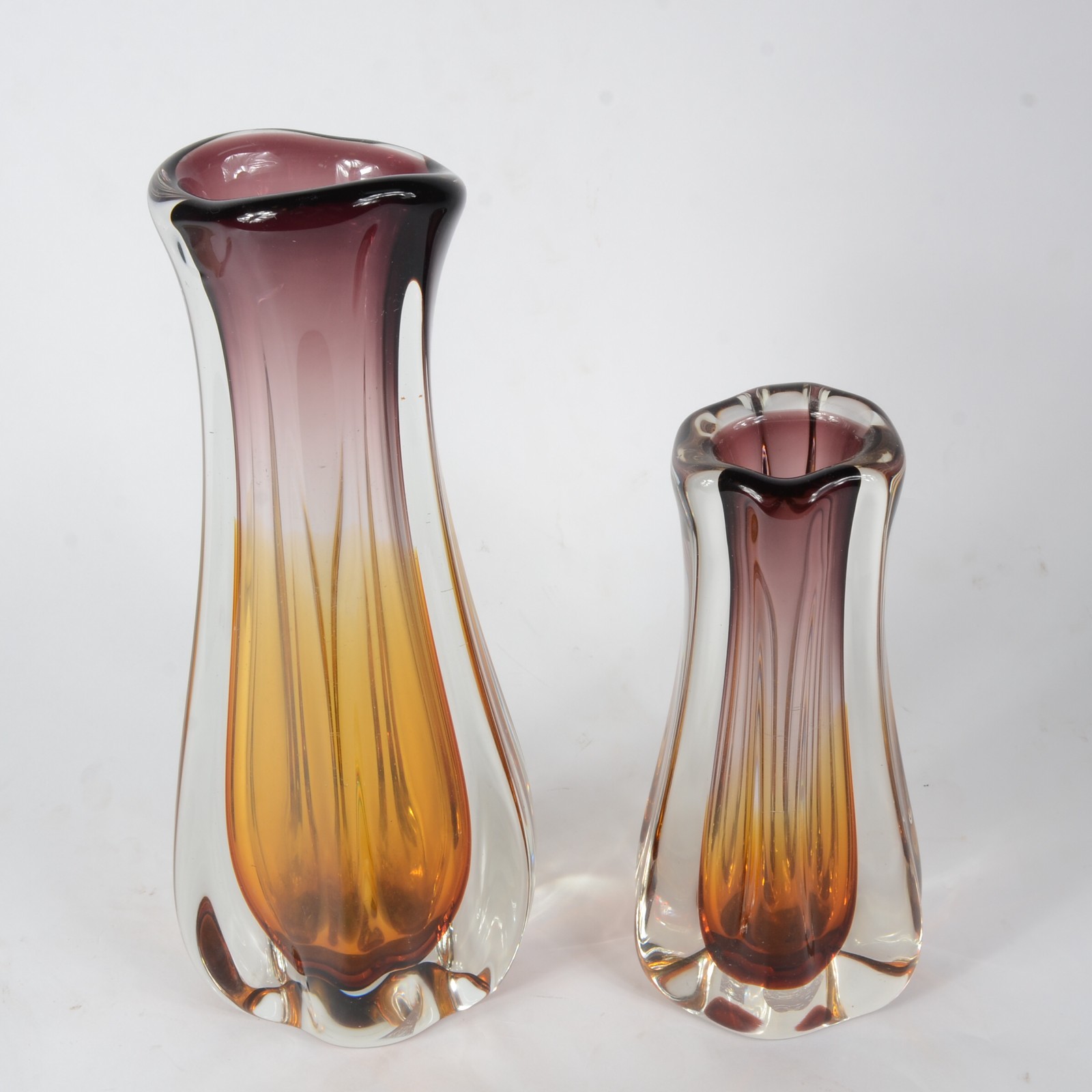 Dois vasos de vidro decorativo ao gosto de Murano na cor âmbar e... - foto 2 de 5