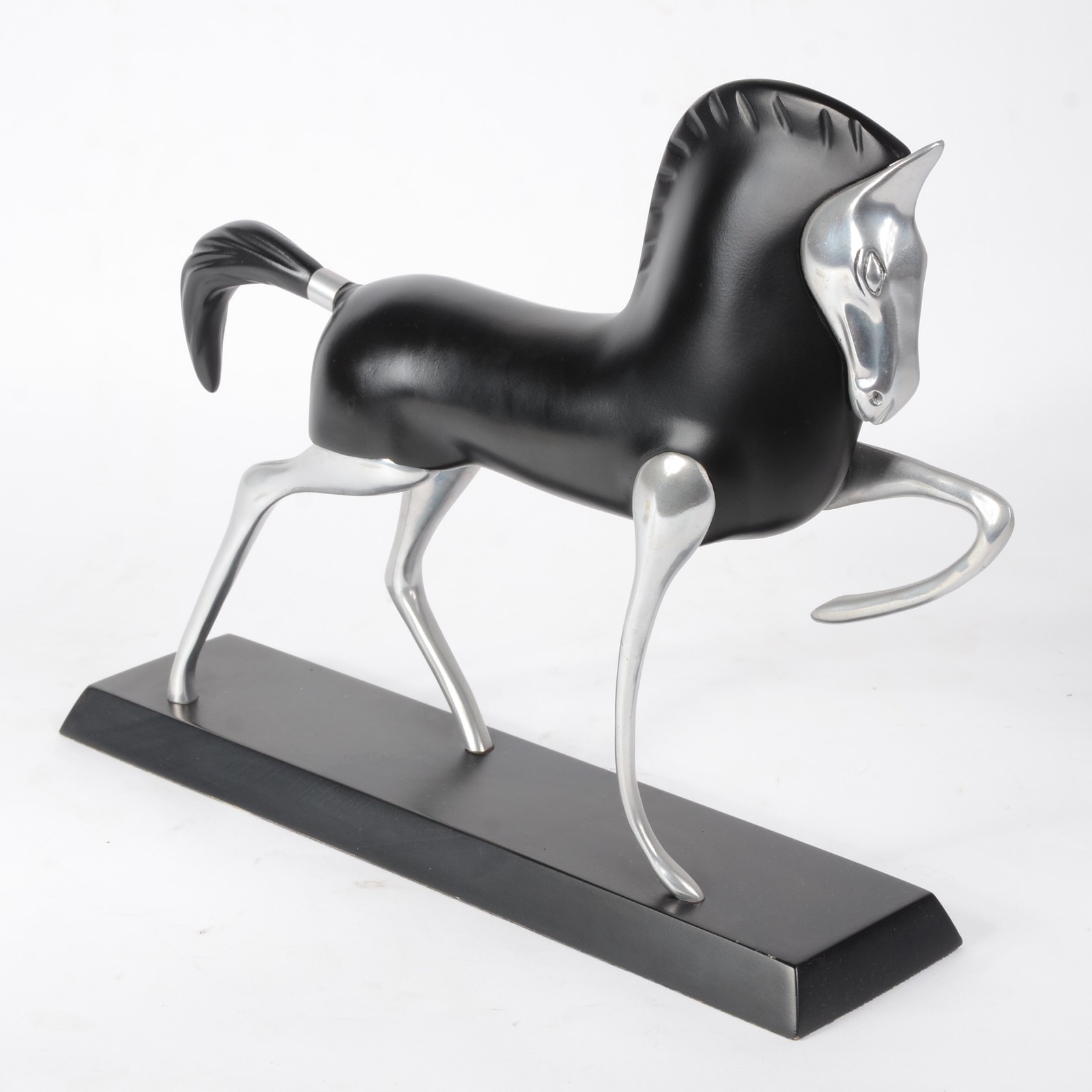 Estatueta de resina e metal representando cavalo - foto 1 de 7