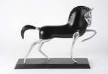 Estatueta de resina e metal representando cavalo - Estatueta de resina e metal representando cavalo