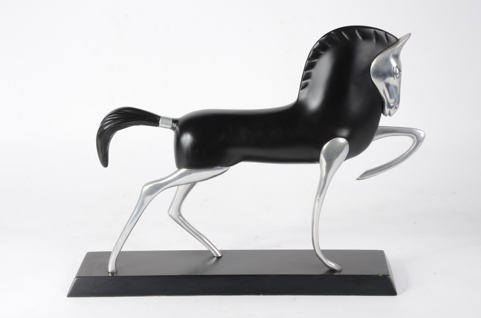 Estatueta de resina e metal representando cavalo - foto 2 de 7