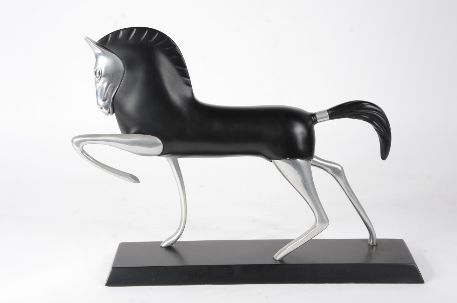 Estatueta de resina e metal representando cavalo - foto 3 de 7