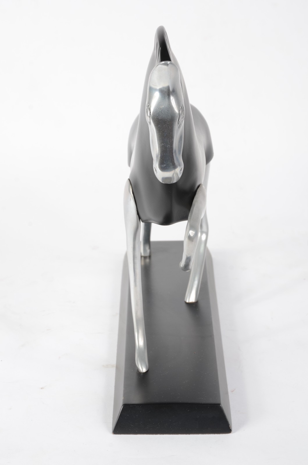 Estatueta de resina e metal representando cavalo - foto 6 de 7