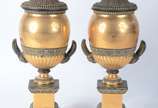 Par de potiches/ânforas de cerâmica espanhola p... - Par de potiches/ânforas de cerâmica espanhola patinada de dourado. Marcas na base. Pequenos desgastes.