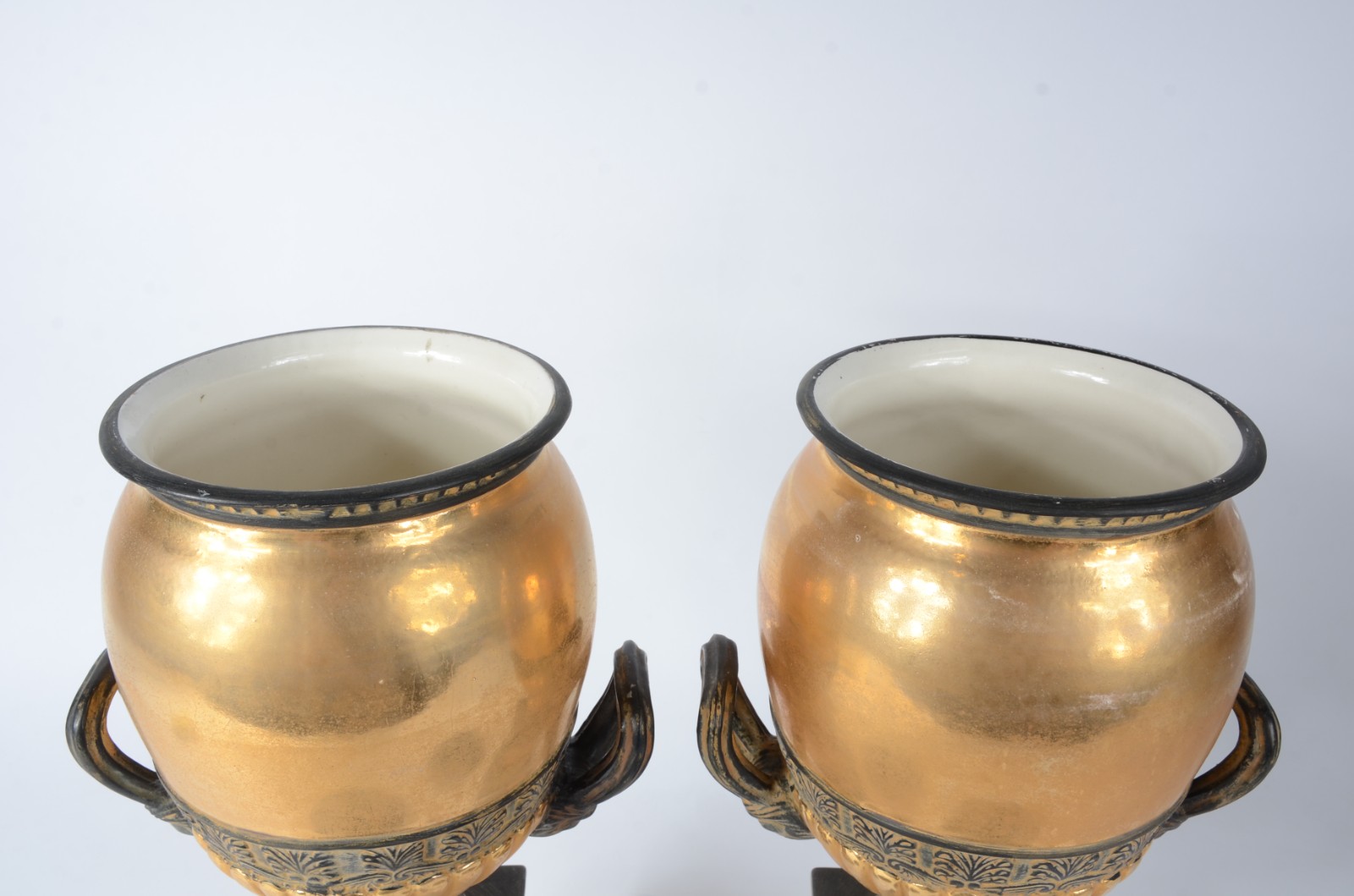 Par de potiches/ânforas de cerâmica espanhola patinada de dourado... - foto 4 de 10