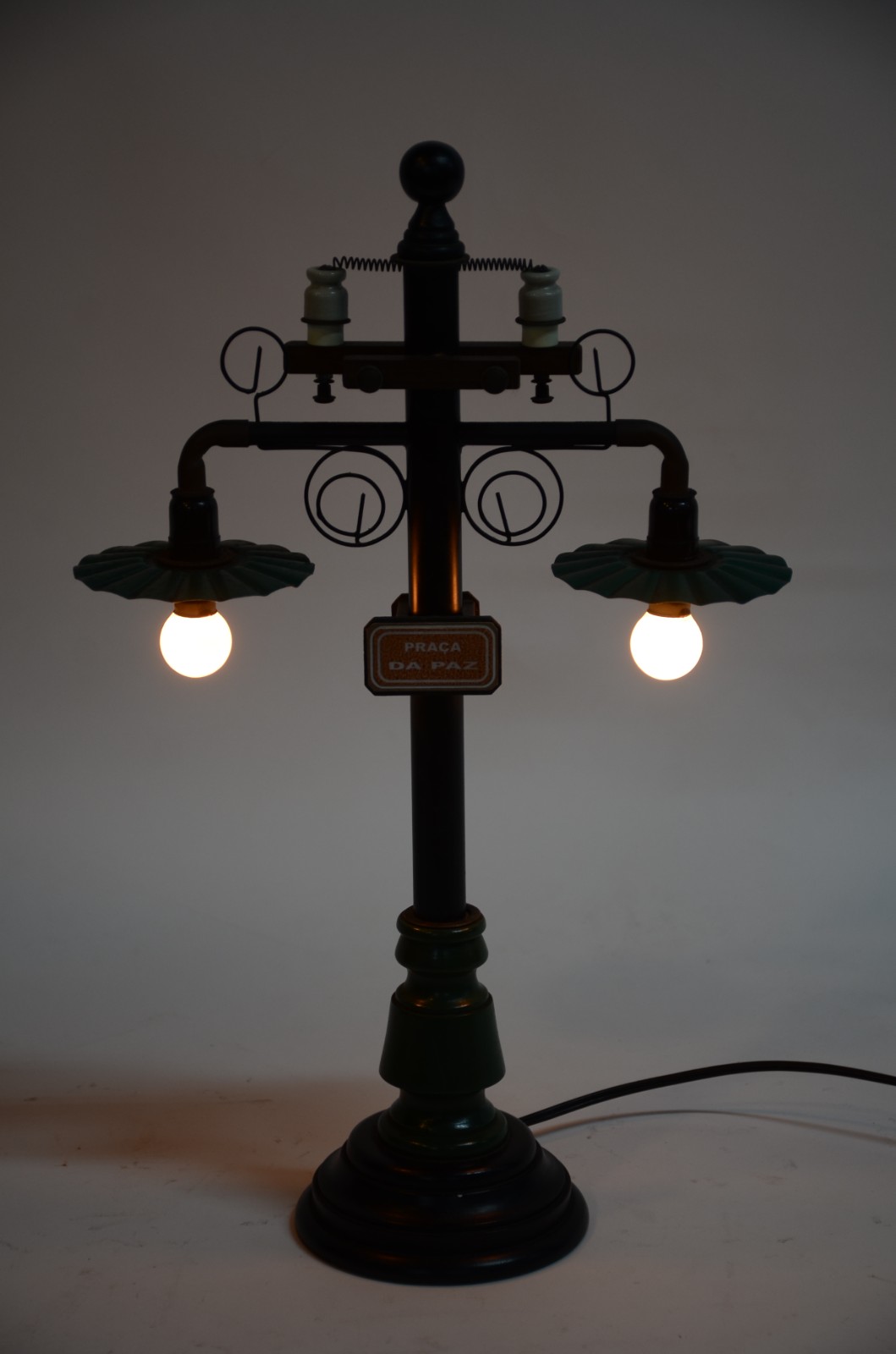 Abatjour feitio "poste Praça da Paz" de madeira e metal - foto 8 de 8