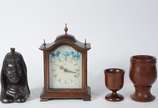 Diversas peças de madeira, sendo: relógio Regul... - Diversas peças de madeira, sendo: relógio Reguladora a pilha (mostrador com manchas); dois pequenos pilões; e, figura entalhada representando Ín...