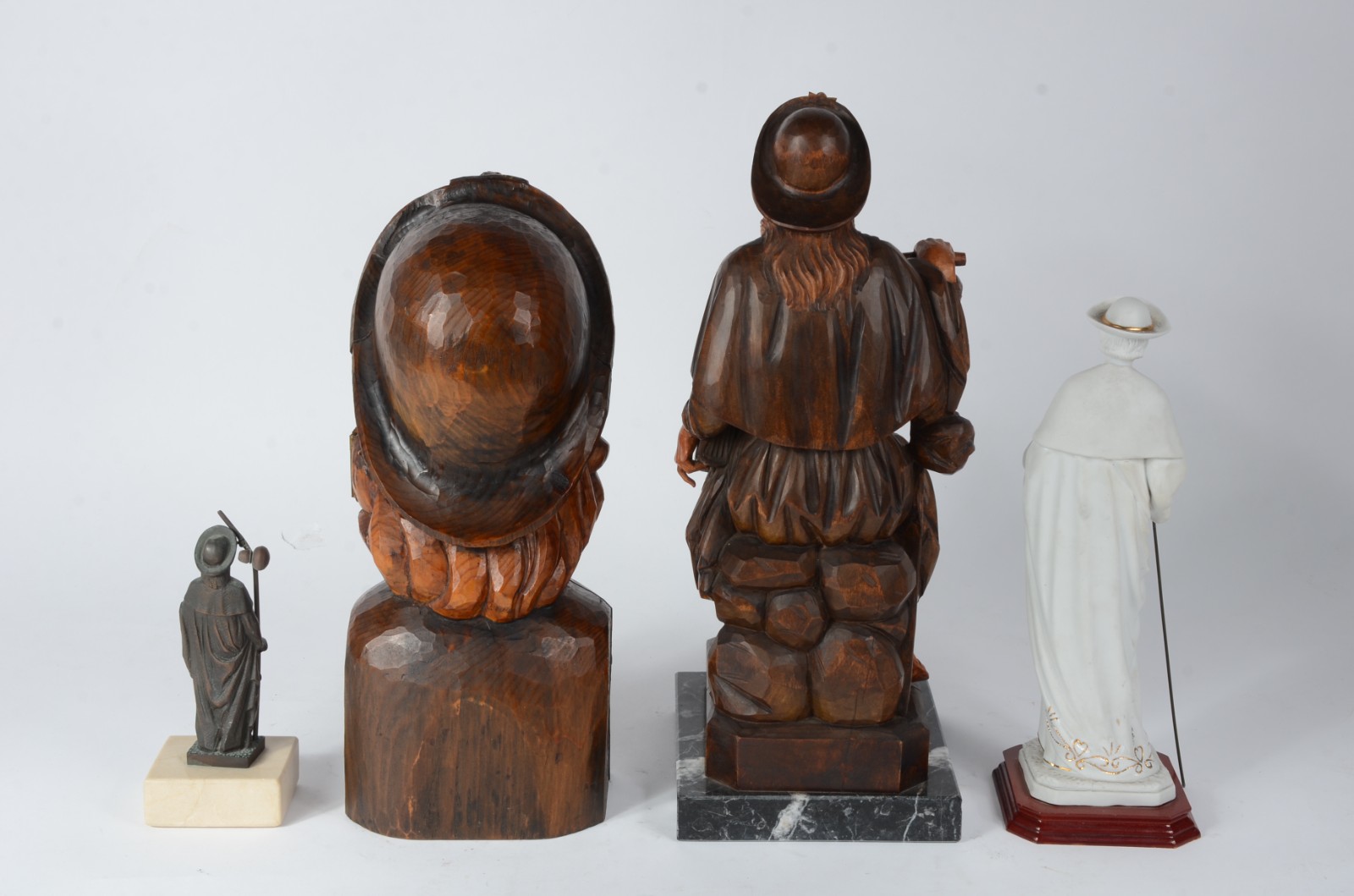 Quatro esculturas em diversos materiais e procedências representando... - foto 5 de 8
