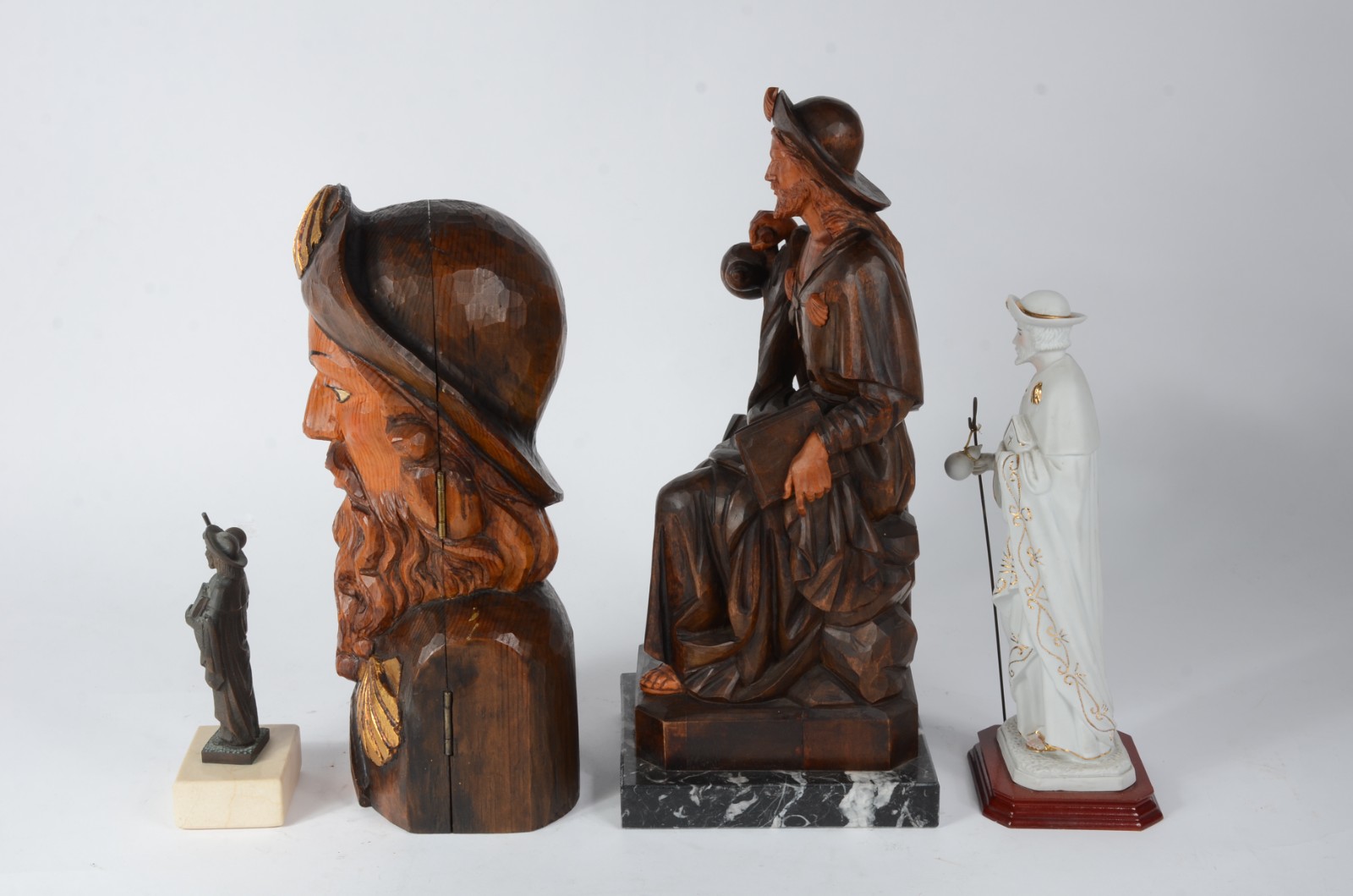 Quatro esculturas em diversos materiais e procedências representando... - foto 2 de 8