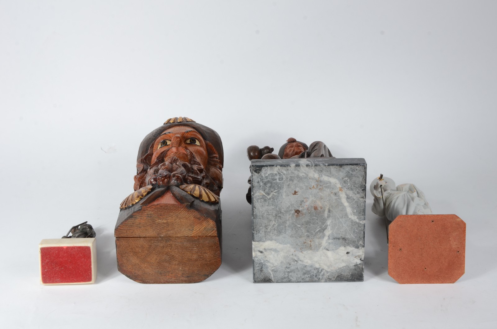 Quatro esculturas em diversos materiais e procedências representando... - foto 8 de 8