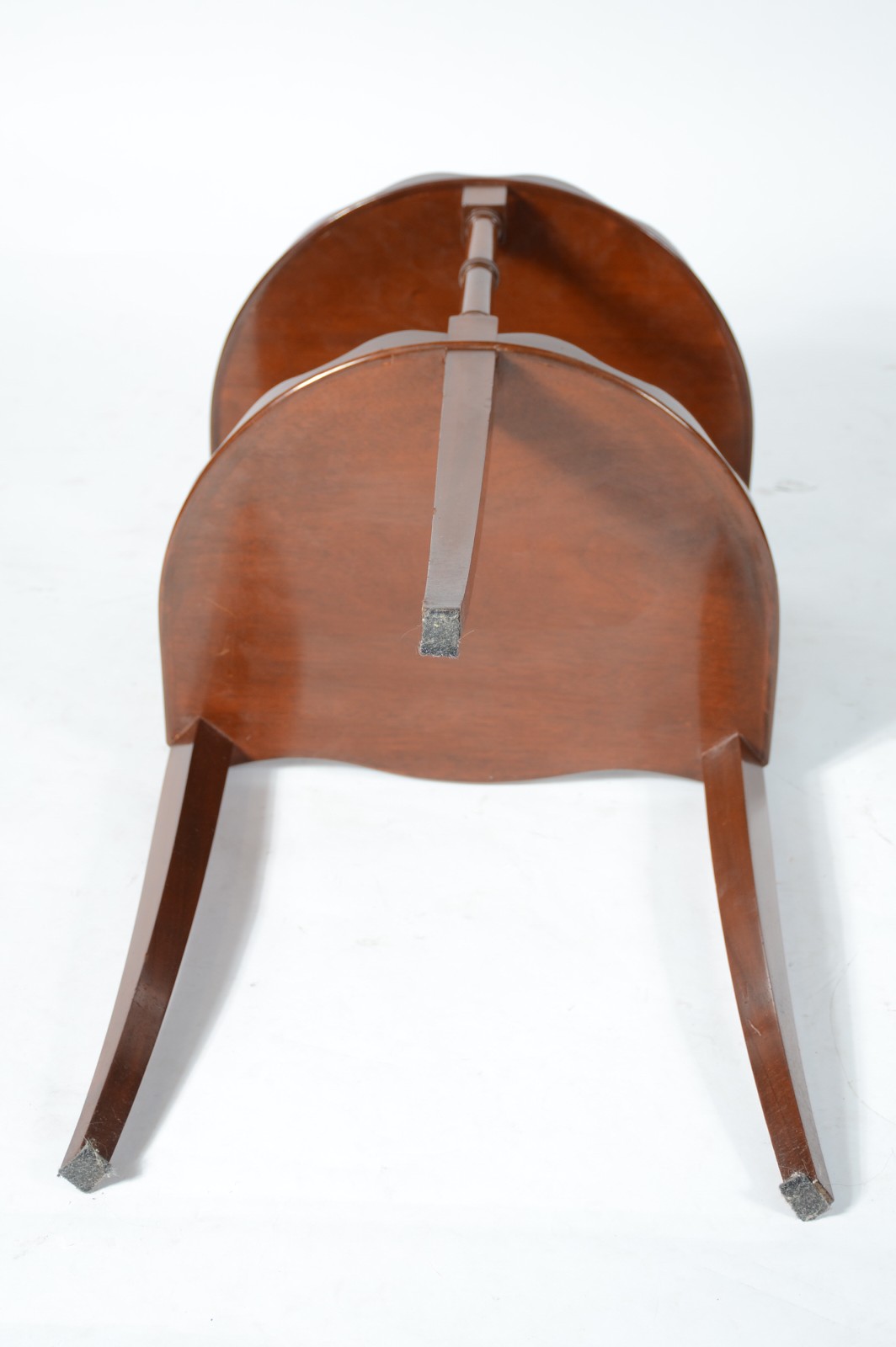 Mesa auxiliar de madeira nobre, dois platôs semi circulares com... - foto 6 de 7