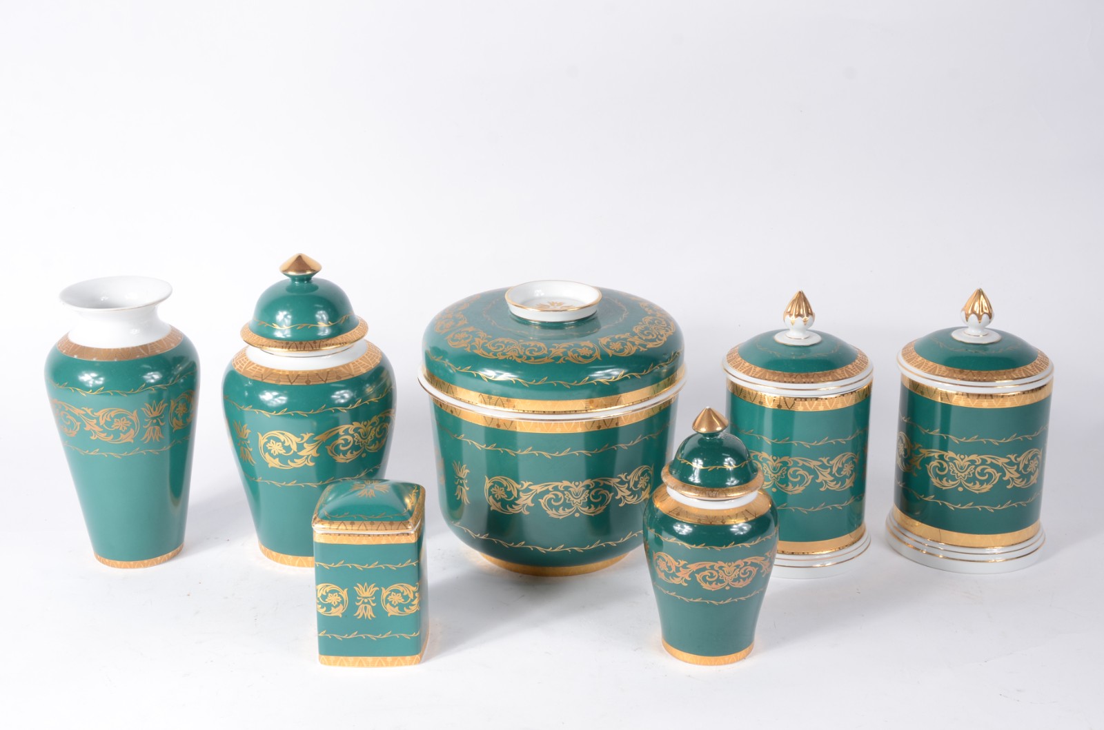 Lote com 7 peças diversas de porcelana portuguesa decoradas em verde... - foto 1 de 10