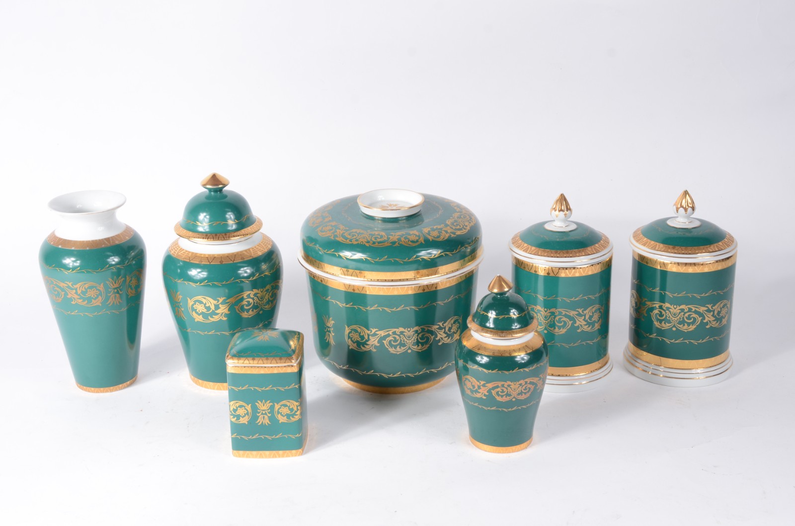 Lote com 7 peças diversas de porcelana portuguesa decoradas em verde... - foto 2 de 10
