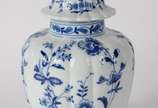 Vista Alegre (1824),  - Potiche de porcelana portuguesa Vista Alegre trabalhada em gomos, decoração floral em azul e branco.