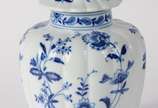 Vista Alegre (1824),  - Potiche de porcelana portuguesa Vista Alegre trabalhada em gomos, decoração floral em azul e branco.