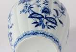 Vista Alegre (1824),  - Potiche de porcelana portuguesa Vista Alegre trabalhada em gomos, decoração floral em azul e branco.