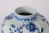 Vista Alegre (1824),  - Potiche de porcelana portuguesa Vista Alegre trabalhada em gomos, decoração floral em azul e branco.