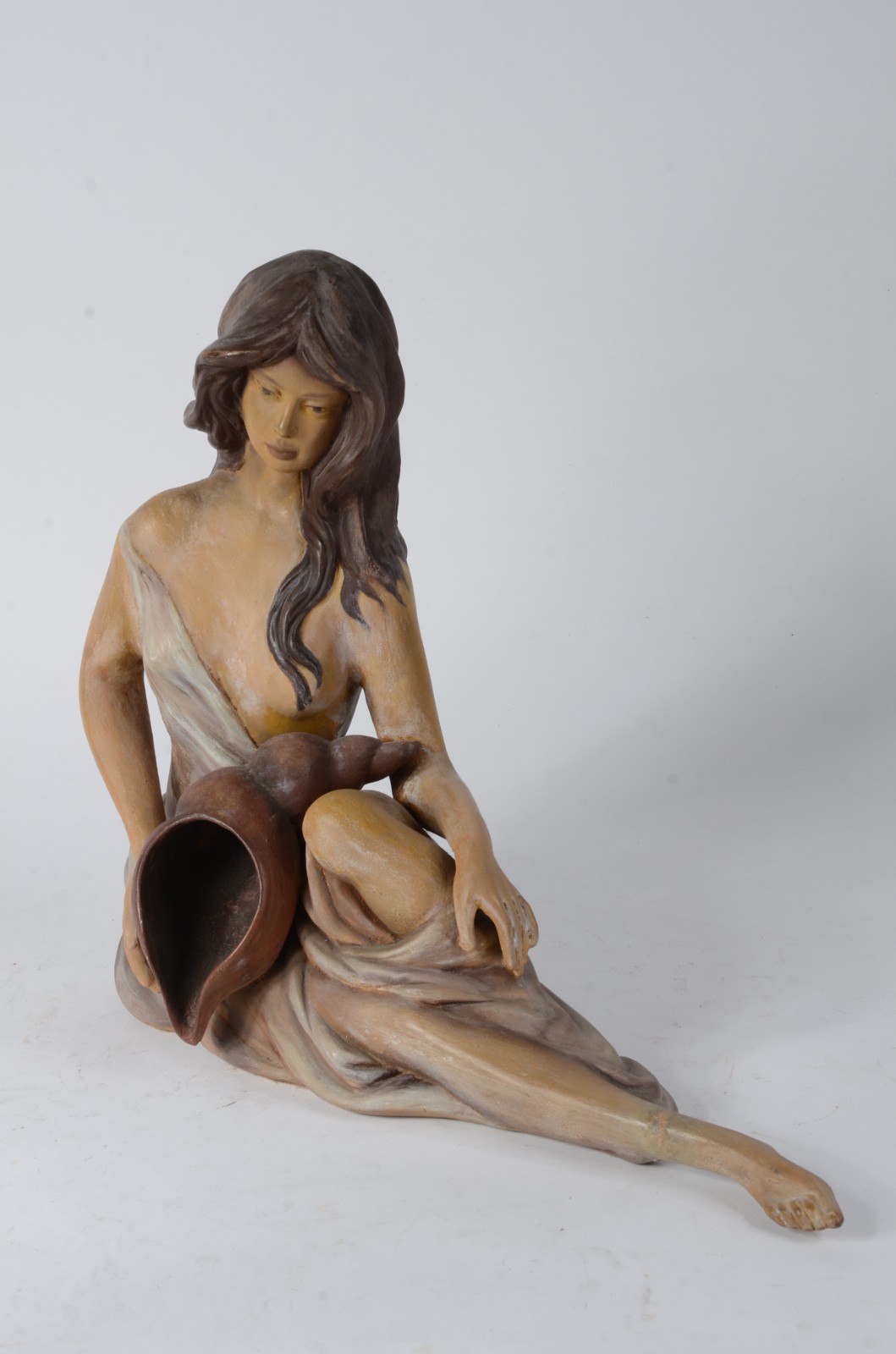 Escultura de cerâmica policromada representando figura feminina com... - foto 1 de 7